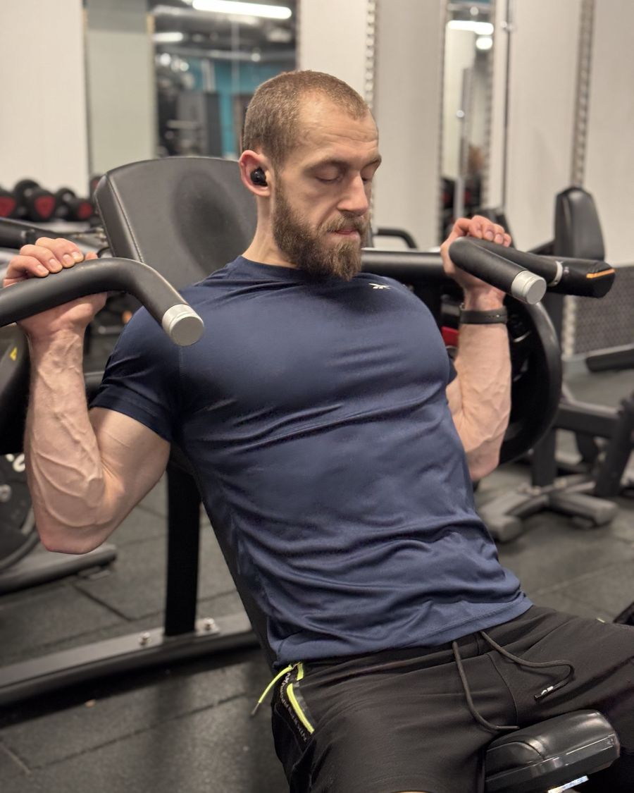 Dan Korcu training on a shoulder press machine